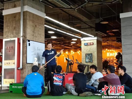 冯通毅给学员讲解理论知识。受访者提供