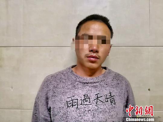 男子落网时身穿“雨过天晴”毛衣 公安提供 摄