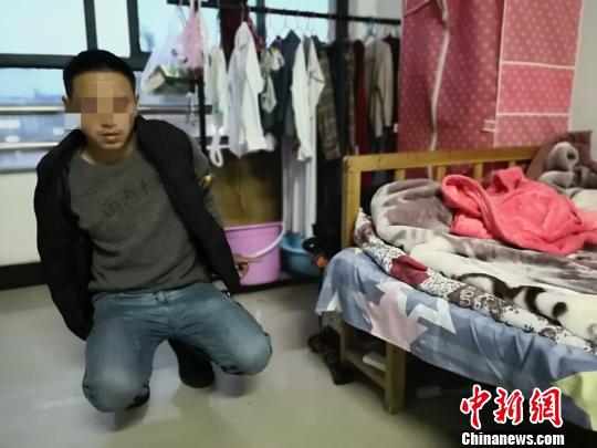 男子落网时身穿“雨过天晴”毛衣 公安提供 摄