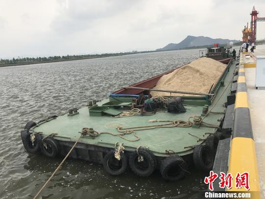 图为运输现场。 宋兵 摄
