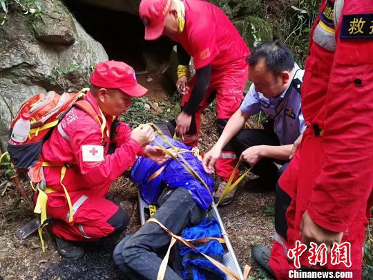 救援人员小心翼翼地将方先生抬下山 义乌公安提供