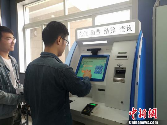 市民现场操作“刷脸办事”。 张煜欢 摄