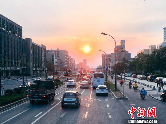 杭州某路段。 钱晨菲 摄
