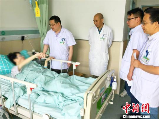 图为钱海龙医生带队查房 医院供图