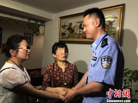 图为:母女向民警致谢 南湖公安供图