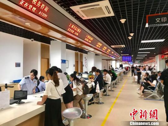 杭州市江干区行政服务中心大厅。 刘方齐 摄