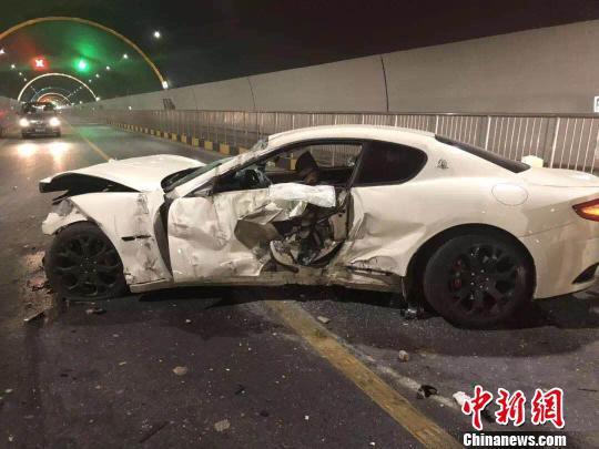 白色玛莎拉蒂轿跑受损严重,车头面目全非 义乌交警供图