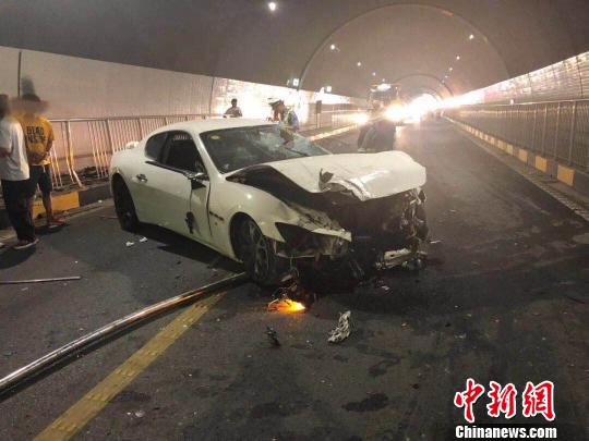 白色玛莎拉蒂轿跑受损严重,车头面目全非 义乌交警供图