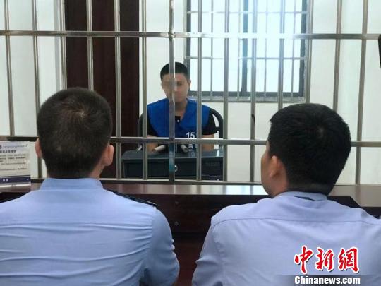 犯罪嫌疑人戴某因涉嫌犯盗窃罪被警方刑事拘留。 南湖公安提供 摄