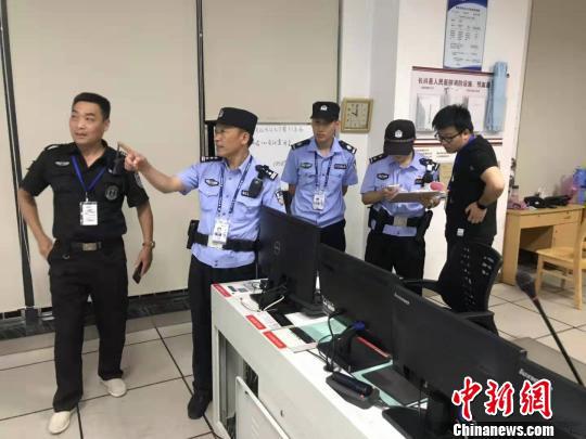 公安夜间查看情况。长兴公安提供