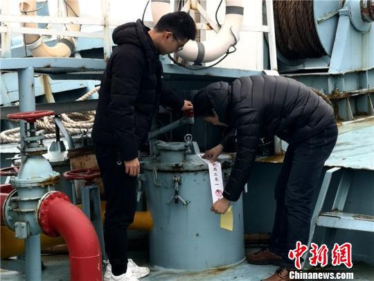 图为宁波海关缉私警察封存涉案成品油 吴松松 摄