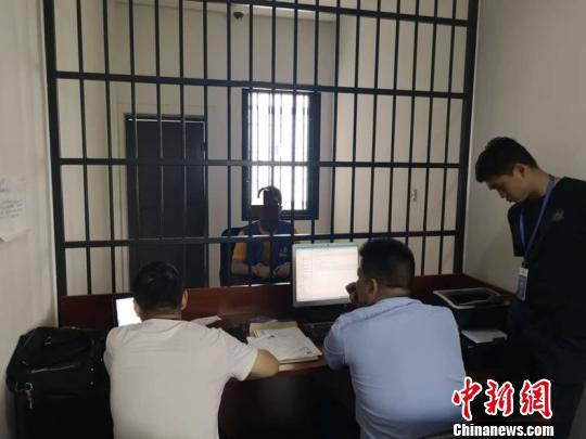 审讯现场。 警方 供图 摄