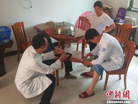 义乌市中心医院专家上门为老人进行身体检查和评估 医院提供