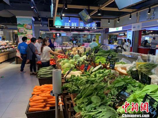 杭州某商场,民众正在选购蔬菜。 张斌 摄