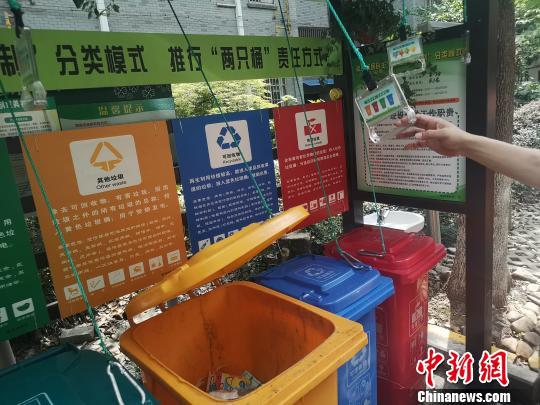 图为杭州市某小区内的分类垃圾桶。 张煜欢 摄