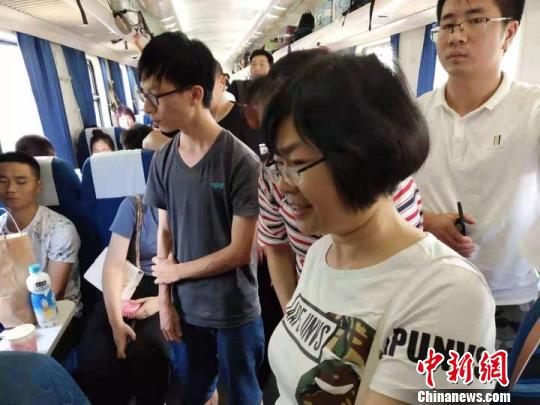 列车上,陈玉英一直陪伴着发病女孩。桐乡卫校提供