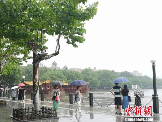 浙江杭州迎来短时暴雨天气。 张煜欢 摄