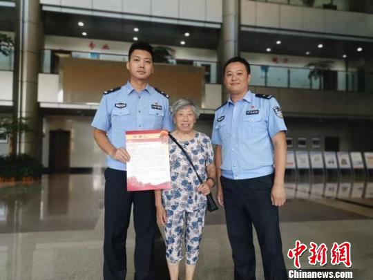 程老太和警员合影 胡昌清 摄
