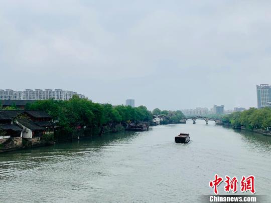 资料图:货船通过京杭大运河杭州段。 张斌 摄