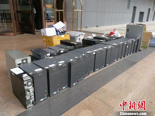 警方扣押大量作案电脑。德清公安提供