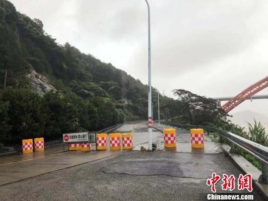 图为象山铜瓦门大桥封道。 林波 摄