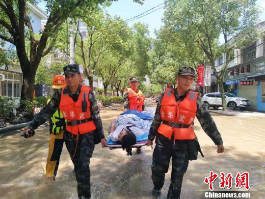 武警官兵徒步将受伤的孕妇送至医院 辜承烃 摄
