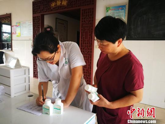 图为:天台始丰开展灾后防疫防病工作 戴显平 摄