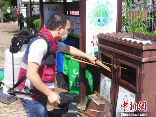 图为:临海东塍开展灾后防疫防病工作 梁丹 摄