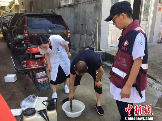 图为:临海白水洋开展灾后防疫防病工作 汪贵 摄