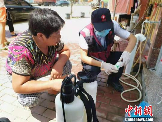图为:临海汛桥开展灾后防疫防病工作 项玉君 摄