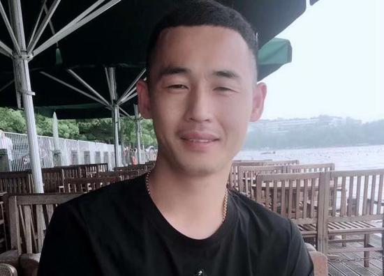 救人的好心游客章先生。
