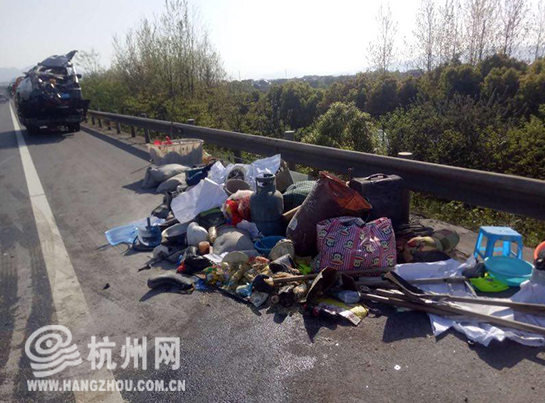 车上装了大量的生活灶具用品