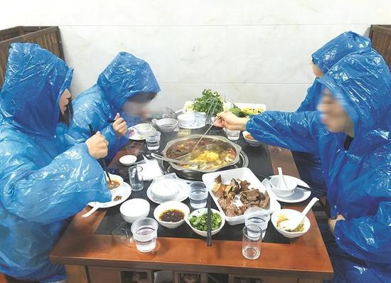 图为:四位吃货穿雨衣吃火锅 幕研Avalon 摄