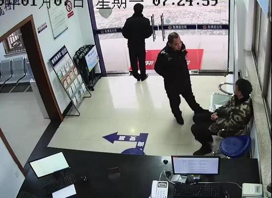 “你朋友呢?”