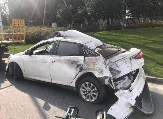 被撞的小轿车。警方供图