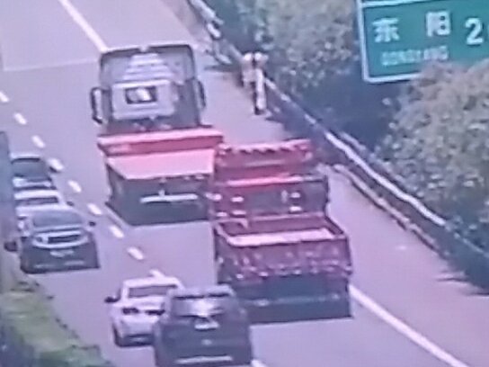 官方江苏快3下载,小伙自称无家可归在高速上逆行 高速交警提供