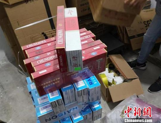 警方现场查获的香烟和电子烟弹。桐乡公安提供