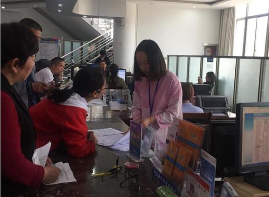 浦江人力社保局推行一证通办