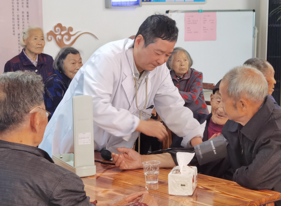 航埠卫生院现场提供免费测量血压等医疗服务