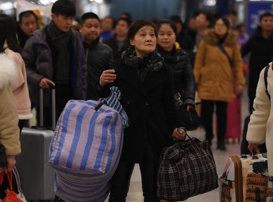 图为:一位旅客带着行?#24050;罷页?#31449;方向。 王刚 摄