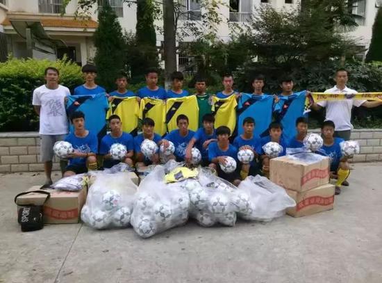 (媒体报道后,孩子们收到爱心捐赠的新足球)
