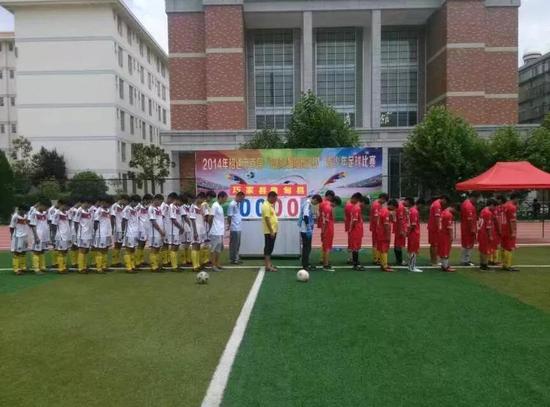 比赛开始前,孩子们向地震遇难者致哀