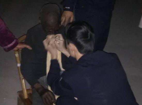 林最刚亲手为老人清除其鼻腔和口腔内的灰物 王洛销提供