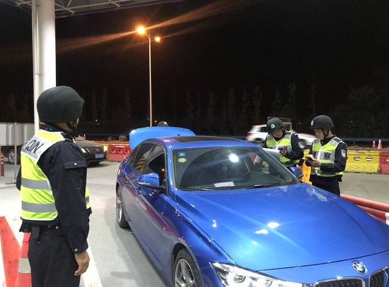 雷霆行动期间,杭州萧山警方进行车辆管控排查工作现场。