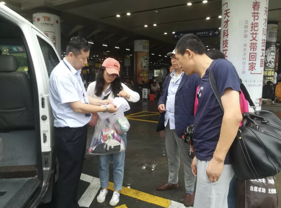 救助站为小武和其家人提供返乡车票。杭州民政 供图