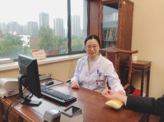 叶丽红为患病家长诊治