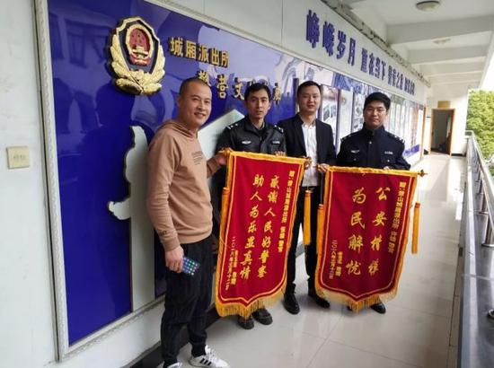 (吴先生向民警送上锦旗)