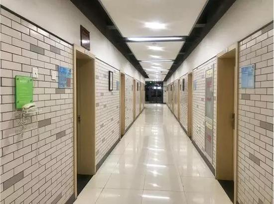 明亮、整洁的走廊。(钱江校区)