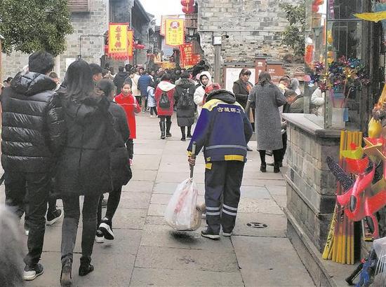 图为:浙江临海环卫工人在紫阳街清扫垃圾。陈耿 摄