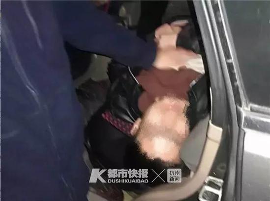 “你还好吗?还醒着吗?”楼斌焦急地问小伙子。